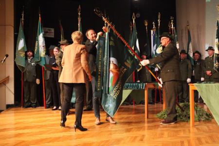 14_Pripenjanje častnih trakov, tudi traku občine Ilirska Bistrica